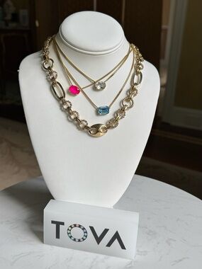 💕Oval Crystal clear Pendant on a delicate gold chain